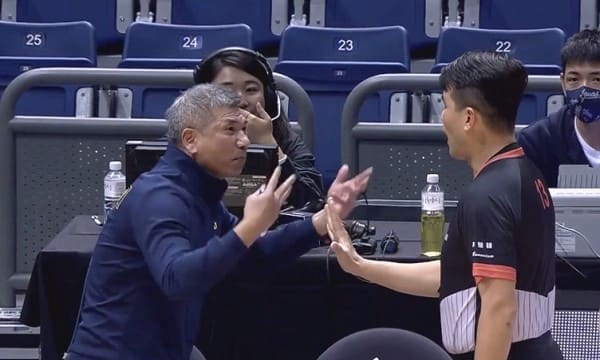 Basketball top5 影 快訊 第一節就失控吞T李逸驊衝進場朝裁判飆粗口X每次來高雄都這樣搞