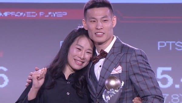 Basketball top5 - 快訊/從HBL替補打成台籃頂級後衛！林秉聖拿最佳進步獎 林媽媽：他最強的是心理素質